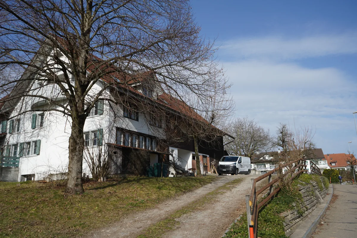 Der Hof Rinderbrunnen am Rand der Gossauer Aussenwacht Grüt.